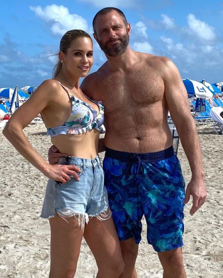 Jackie Goldschneider and her husband Evan at a beach.